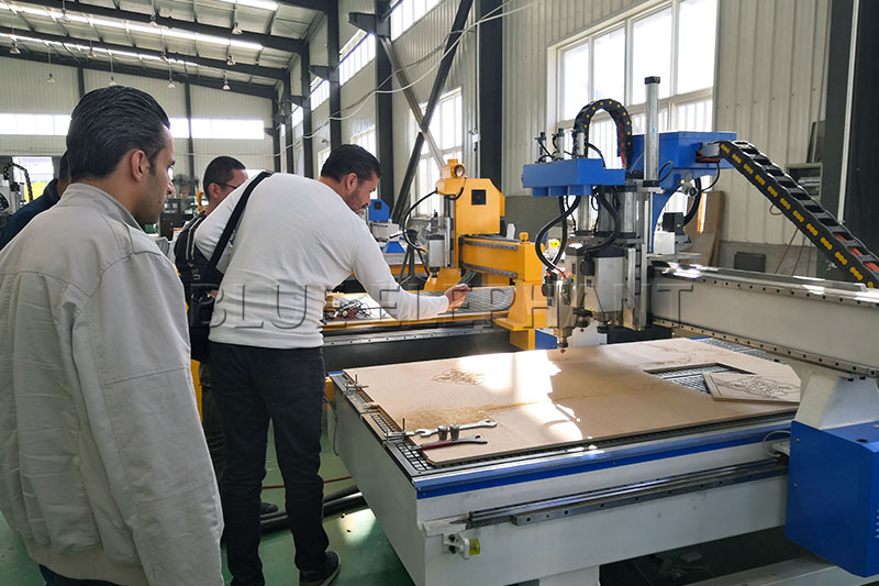 Welcome Syrian customers to visit the factory 2 Welcome Syrian customers to visit the factory 2