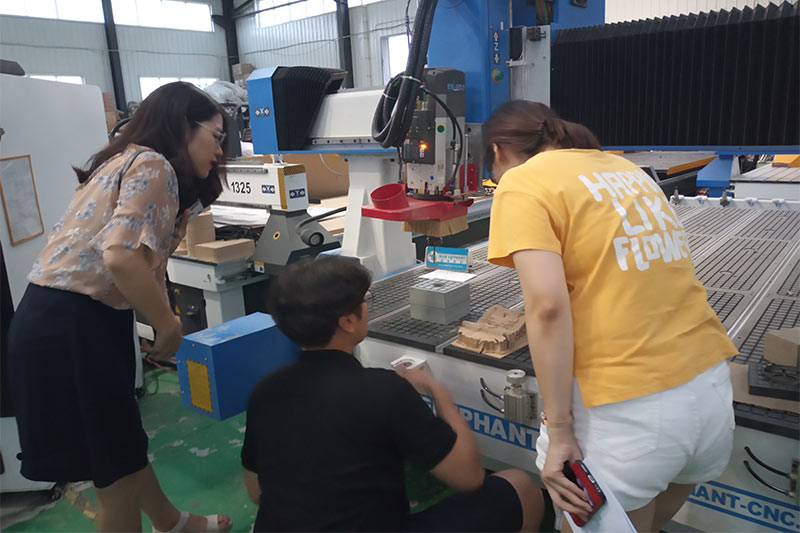 Welcome Korean customers to visit our factory 3