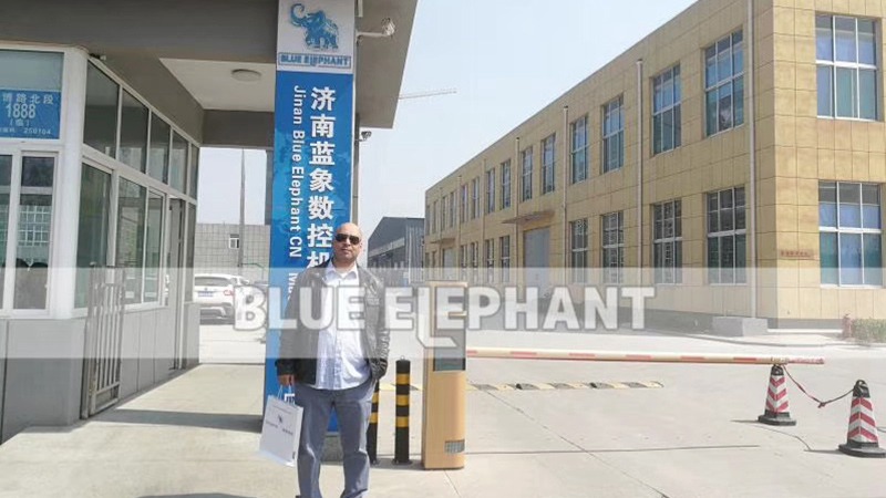 Canadian customer come to visit our factory and purchased our 1325 machine 2 Canadian customer come to visit our factory and purchased our 1325 machine 2