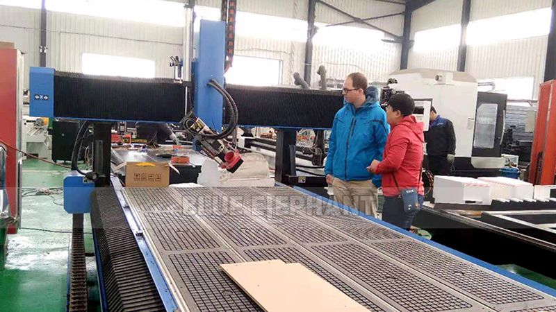 German Customer Check the Purchased 1325 CNC Machine 5 German Customer Check the Purchased 1325 CNC Machine 5