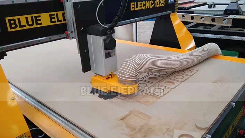 German Customer Check the Purchased 1325 CNC Machine 4 German Customer Check the Purchased 1325 CNC Machine 4