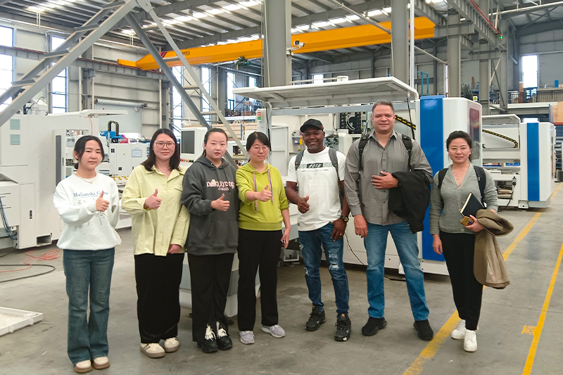 Curacao Customers' Visit to Jinan Blue Elephant 5 Axis CNC Bridge Saw 1 Curacao Customers' Visit to Jinan Blue Elephant 5 Axis CNC Bridge Saw 1