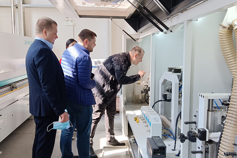 Belarusian Customers Came to Blue Elephant for Buying Stone CNC Machines 1 Belarusian Customers Came to Blue Elephant for Buying Stone CNC Machines 1