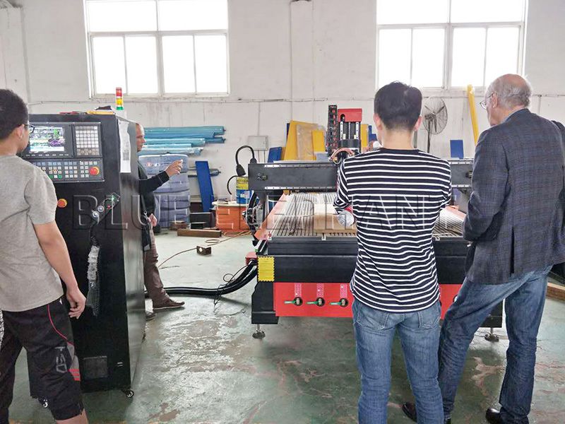 An Engineer and His Boss Came to See the Cnc Routers in Our Factory 2 An Engineer and His Boss Came to See the Cnc Routers in Our Factory 2