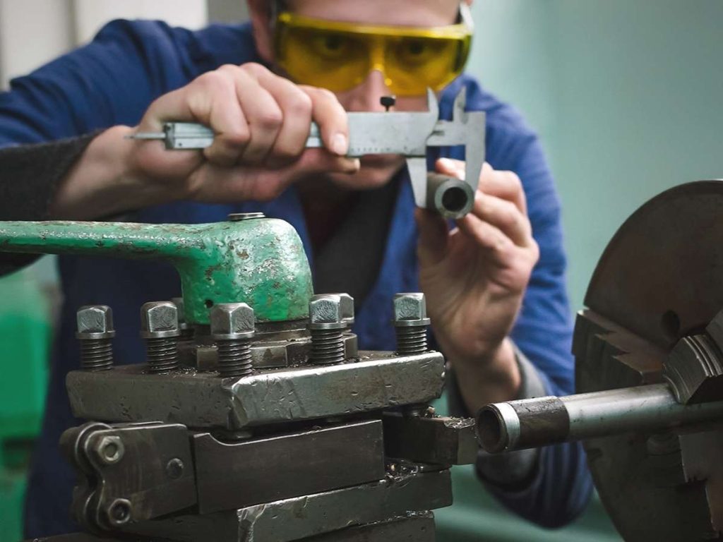 CNC vs Manual Machining: Key Differences 2