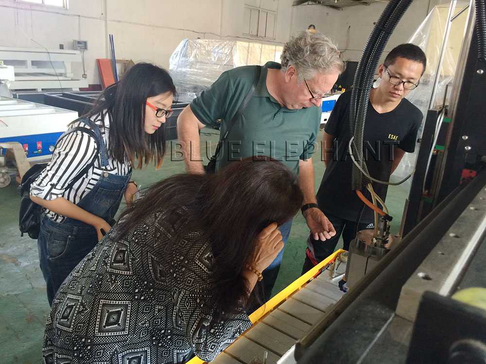 American customers and his wife visited our factory
