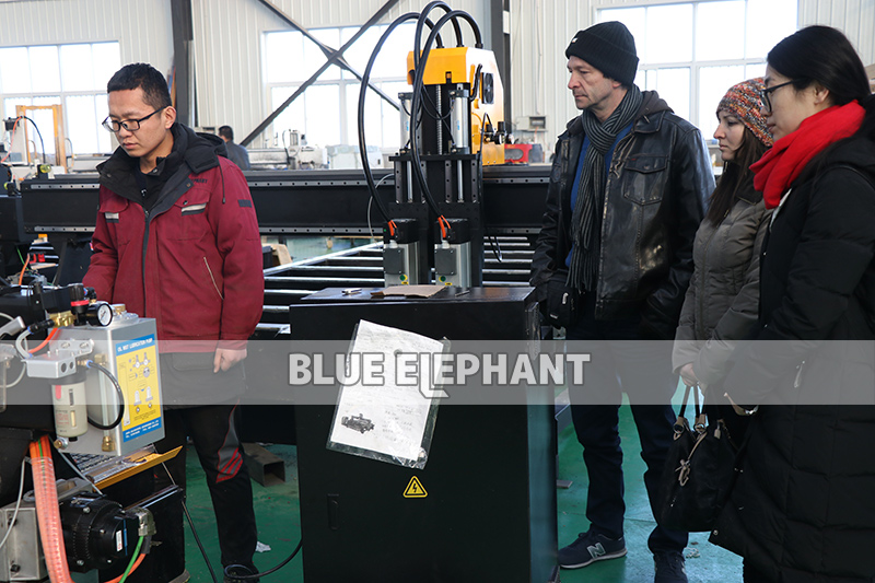 French Partner for 1530-3S 4 Axis Pneumatic System 3 Spindle CNC Routers with Rotary Device 01