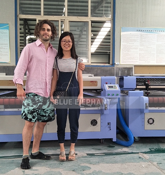 American customer visiting for 1326 CO2 Laser Engraving Machine (2)