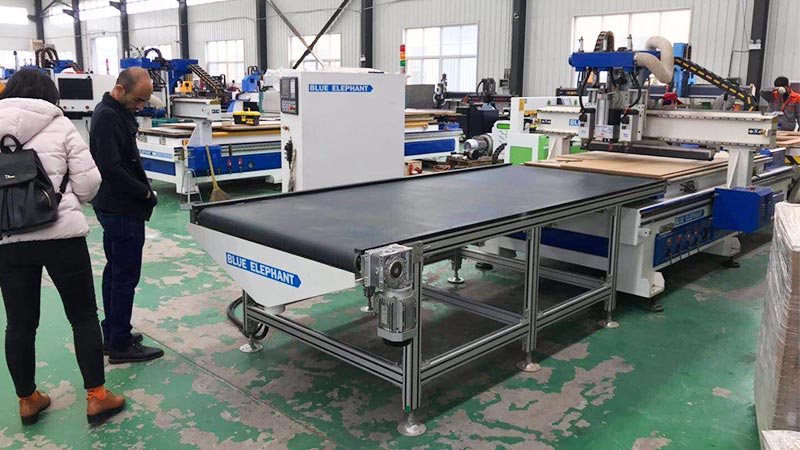 cnc router with auto loading and unloading