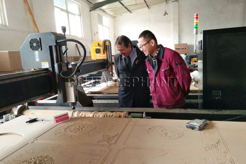 Australian engineer watched woodworking machine with rotary device