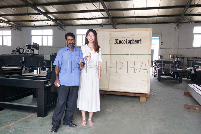 Our Customer from Pakistan Visited Factory Looked at Our Packaging Process
